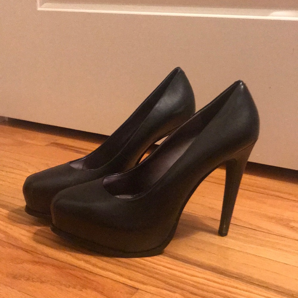 Black pumps